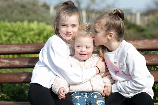 Hatti_and_her_sisters_at_ST_Brelades_beach.jpg