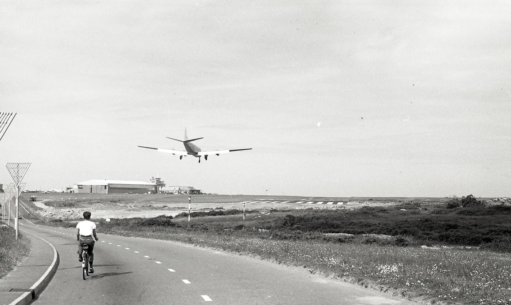 JerseyAirport-1957-CREDIT-KennethLeSueurJerseyArchive.jpg