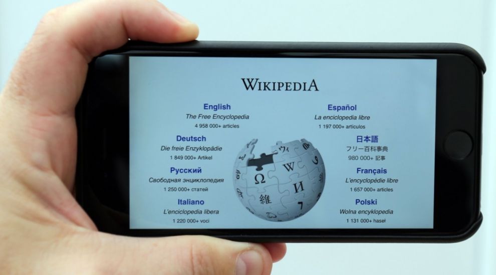 Wikipedia editors force trustee to resign