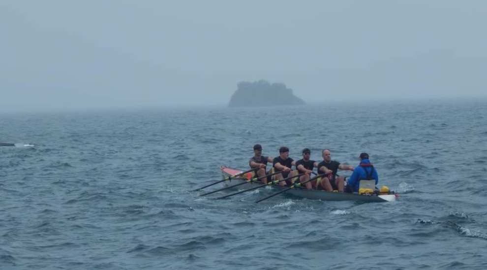 Fundraising award for rowers who raised thousands for local charity