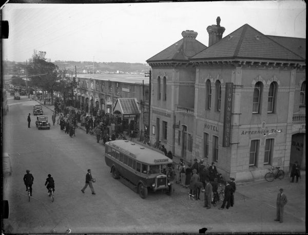 Islanders_look_at_the_St_Aubin_fire_site_1936_JEP_Photo_Archive.jpg