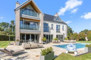 Impressive Six Bedroom Family Home With Swimming Pool 