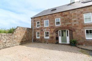 Attractive Three Bedroom Barn Conversion With A South Facing Garden 