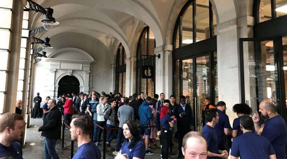 See the queues in the rain for Apple's new water-resistant iPhone 7